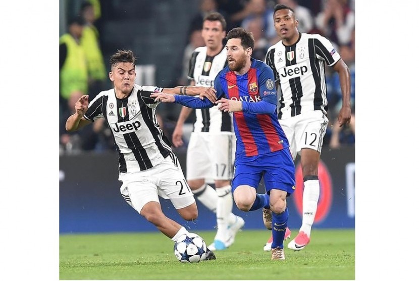 Paulo Dybala (kiri) saat berebut bola dengan Lionel Messi.