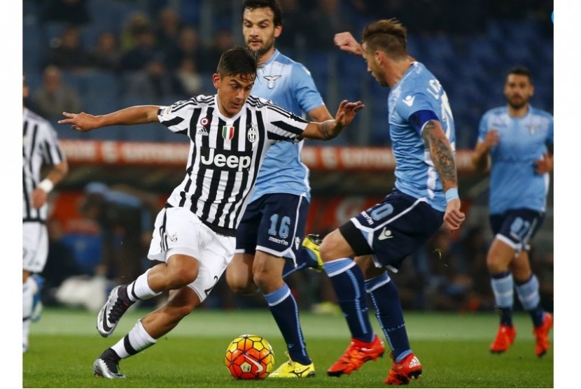 Paulo Dybala (tengah) diapit dua pemain Lazio.