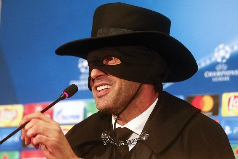 Paulo Fonseca, pelatih Shakhtar Donetsk yang mengenakan kostum Zorro usai timnya lolos ke babak 16 besar.