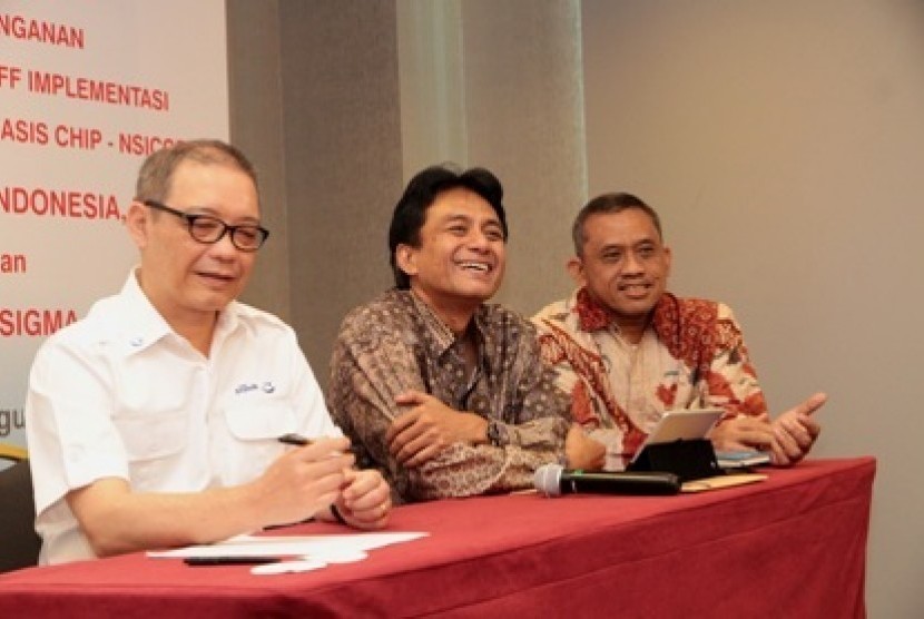 Paulus Wiranata, dirut Bank Pundi Indonesia (kiri) dan CEO Telkomsigma, Judi Ahmadi( tengah)