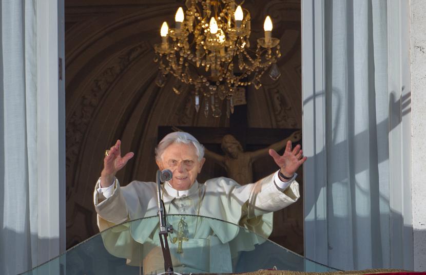 Paus Benediktus XVI melambai dari jendela balkon kediaman musim panas Kepausan di Castel Gandolfo di luar Roma, kepada kerumunan yang bersorak untuk melihatnya pada 28 Februari 2013, hari ia mengakhiri masa kepausannya. Benediktus, teolog Jerman yang akan dikenang sebagai paus pertama dalam 600 tahun yang mengundurkan diri, telah meninggal dunia, Vatikan mengumumkan Sabtu 31 Desember 2022. Dia berusia 95 tahun. (AP Photo/Domenico Stinellis, File)