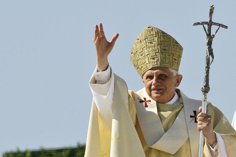 Paus Benediktus XVI melambai kepada para peziarah pada akhir Misa kepausan di lapangan Islinger di Regensburg, Jerman selatan, pada 12 September 2006. 