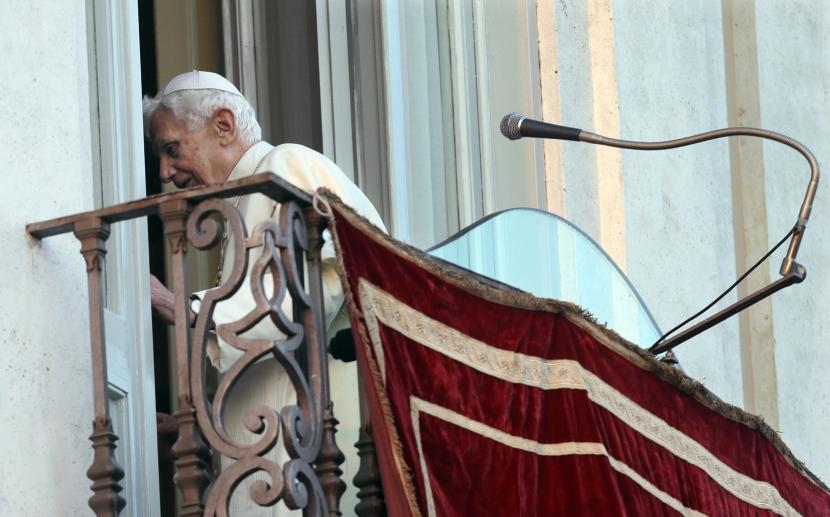 Paus Benediktus XVI pergi setelah menyapa umat dari jendela balkon kediaman musim panas kepausan di Castel Gandolfo