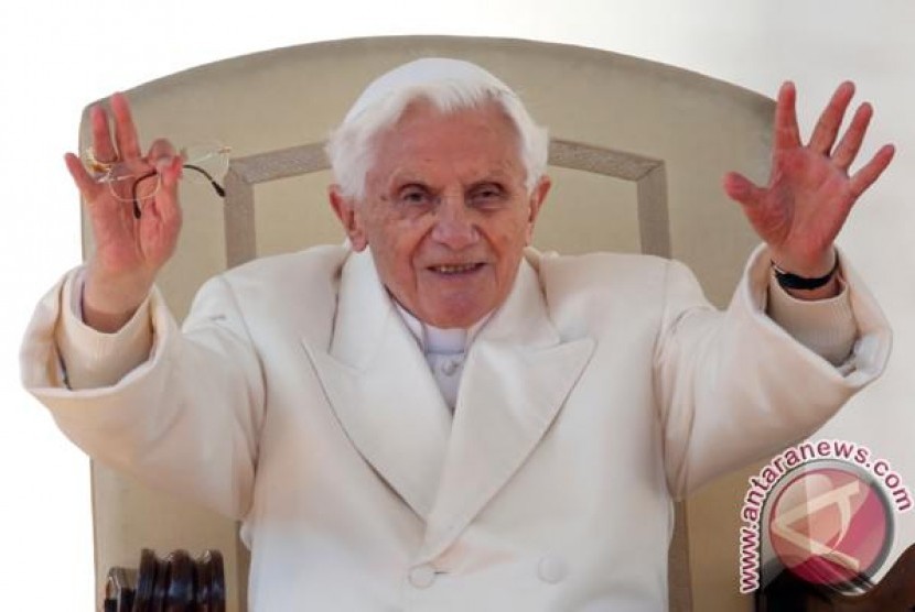 Paus emeritus Benediktus XVI. Presiden Joko Widodo (Jokowi) menyampaikan rasa duka citanya atas meninggalnya Paus Emeritus Benediktus XVI. 