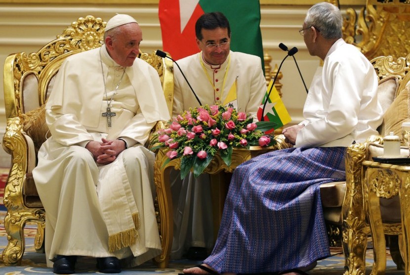 Paus Francis berbicara dengan Presiden Myanmar Htin Kyaw di Istana Kepresidenan di Naypyitaw, Myanmar, Selasa (28/11).