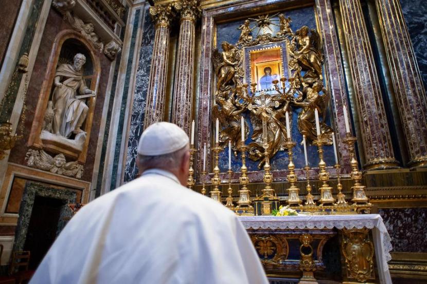 Paus Francis berdoa di dua tempat ibadah dalam harapan mengakhiri pandemi corona, Ahad (15/3).