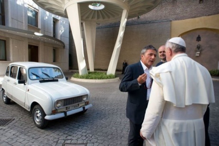 Paus Francis bersama dengan Renault4 pemberian Pastur Italia bernama Renzo Zocca