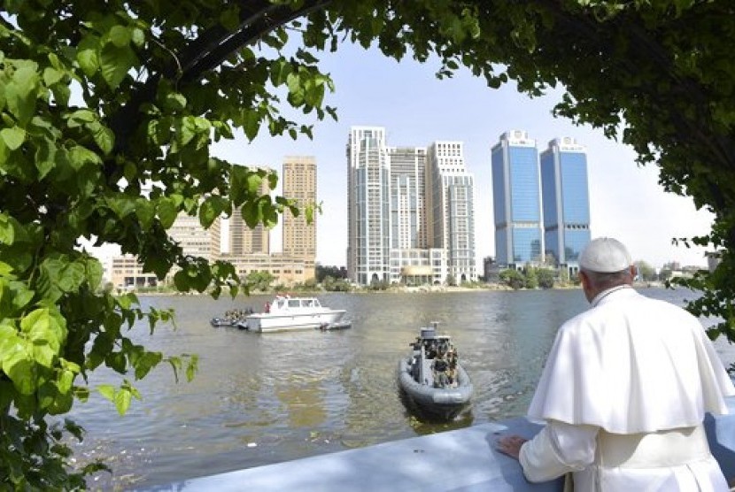 Paus Francis memandangi Sungai Nil dari sebuah teras saat pertemuan dengan pemimpin agama di Kairo, Mesir, Sabtu, 29 April 2017. Kunjungan tersebut merupakan kunjungan bersejarah Paus ke Mesir.