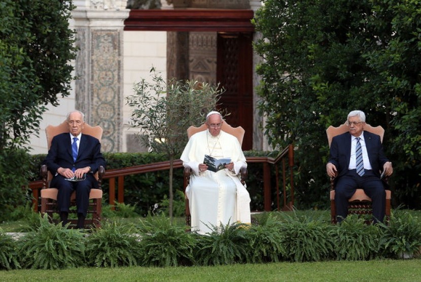 Paus Fransisku dalam pertemuan dengan Presiden Israel Shimon Peres dan Presiden Palestina Mahmoud Abbas di Vatikan pada 2014.