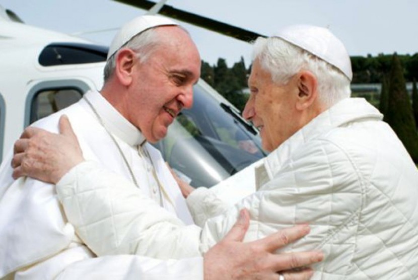 Paus Fransiskus berkunjung ke kediaman mantan Paus Benediktus XVI di Kastil Gandolfo hari Sabtu (23/3).