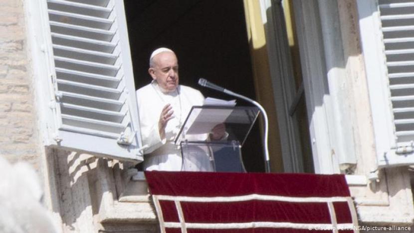 Paus Fransiskus berpidato di balkon Vatikan.
