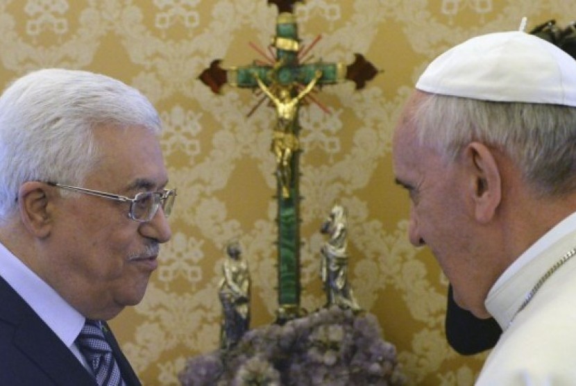 Paus Fransiskus bertemu Presiden Palestina Mahmoud Abbas di Vatikan.