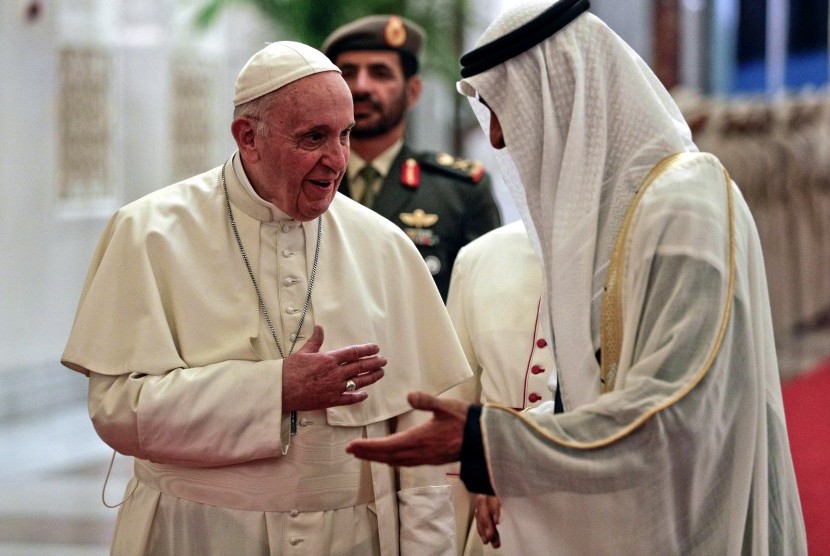 Paus Fransiskus disambut oleh Putra Mahkota Abu Dhabi Pangeran Sheikh Mohammed bin Zayed Al Nahyan saat tiba di bandara Abu Dhabi, UEA, Ahad (3/2).