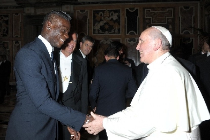 Paus Fransiskus I menyalami penyerang timnas Italia, Mario Balotelli.