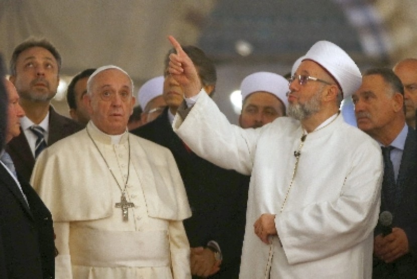 Paus Fransiskus ketika mengunjungi Masjid Biru di Istanbul pada 29 November 2014.