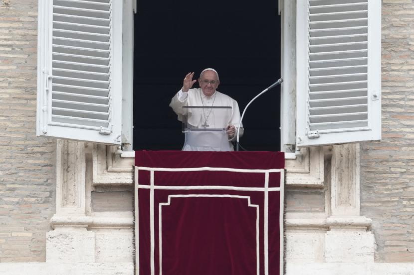 Paus Fransiskus melambai kepada umat dari jendela yang menghadap ke Lapangan Santo Petrus untuk membacakan doa Regina Coeli di Vatikan, Ahad (1/5/2022). Paus Fransiskus menilai serangan Rusia ke Ukraina sebagai kemunduran mengerikan dari kemanusiaan.