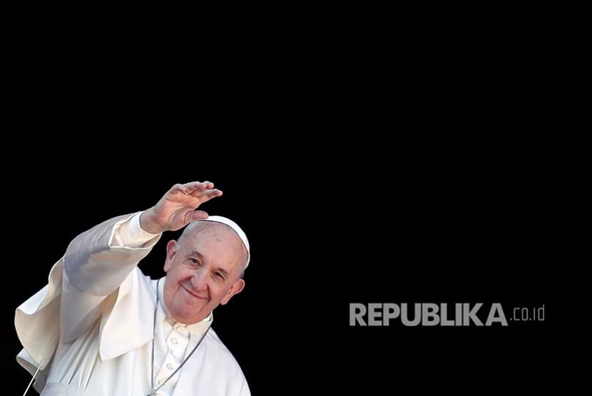 Paus  Fransiskus melambaikan tangan ke arah jemaat saat menyampaikan pesan natal  