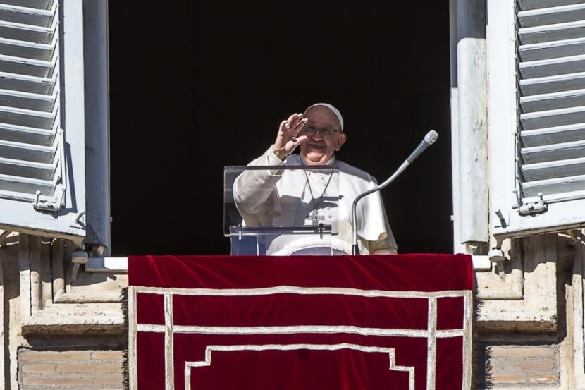 Paus Fransiskus melambaikan tangan kepada khalayak dari jendela istana apostolik saat pembacaan doa Angelus mingguan di Vatikan, Ahad (17/12/2023). Paus mengizinkan pemberkatan pasangan sesama jenis.