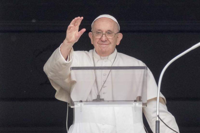 Paus Fransiskus memberikan restunya saat ia membacakan doa zuhur Regina Coeli dari jendela studionya yang menghadap ke Lapangan Santo Petrus, di Vatikan, Ahad, 8 Mei 2022.