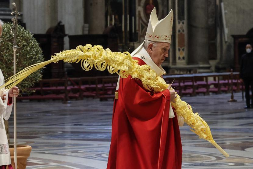 Paus Fransiskus memimpin Misa Minggu Palma di Basilika Santo Petrus, Ahad (28/3)