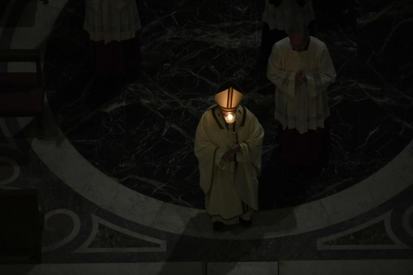 Paus Fransiskus memimpin Misa vigili Paskah di Basilika Santo Petrus tanpa partisipasi publik karena berjangkitnya wabah coronavirus (Covid-19), di Vatikan, Sabtu (11/4).