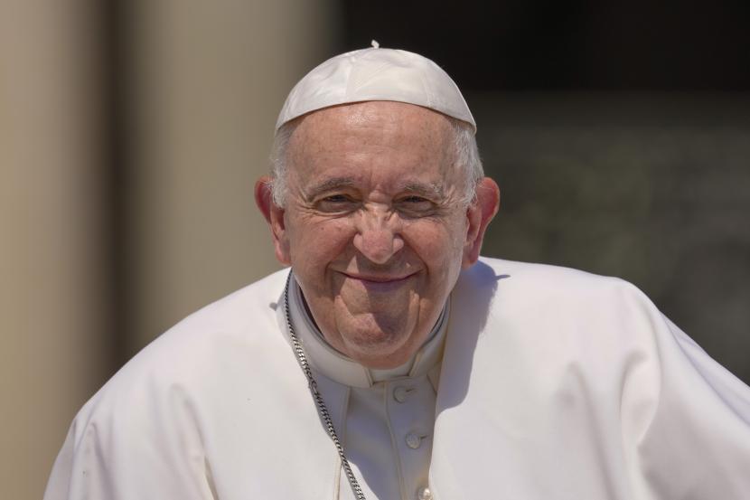 Paus Fransiskus meninggalkan audiensi umum mingguannya di Lapangan Santo Petrus di Vatikan Rabu, 15 Juni 2022. Paus Fransiskus telah membantah rumor yang menyebutnya mengidap kanker.
