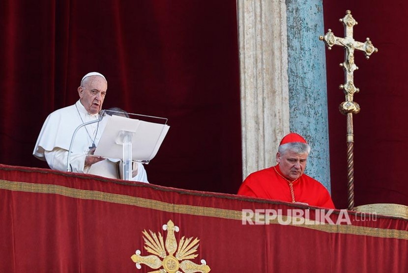 Paus Francis Tunjuk Wanita Pertama Jadi Wamenlu Vatikan. Paus Fransiskus (kanan).
