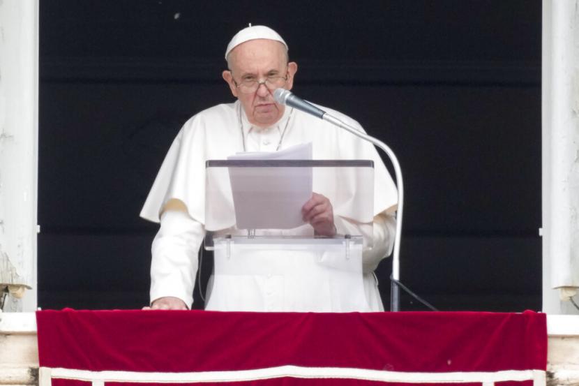 Paus Fransiskus menyampaikan pidatonya saat mendaraskan doa zuhur Regina Coeli dari jendela studionya yang menghadap ke Lapangan Santo Petrus, di Vatikan, Ahad, 8 Mei 2022.