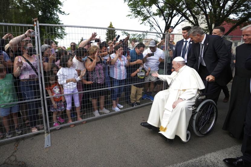 Paus Fransiskus menyapa publik setelah kebaktian di Gereja Hati Kudus Rakyat Pertama di Edmonton, Alberta, pada Senin, 25 Juli 2022, sebagai bagian dari kunjungan kepausannya di Kanada.