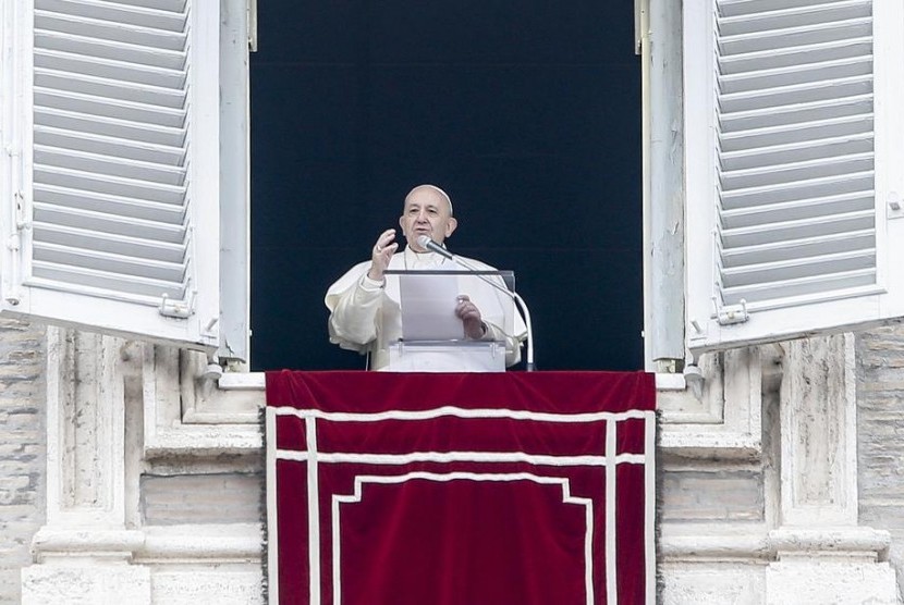 Paus Fransiskus muncul di jendela Istana Tahta Suci Vatikan untuk berpidato di depan ribuan orang di Lapangan Santo Petrus guna menyampaikan pesan dan berkah mingguan pada Ahad (1/3).(EPA/Fabio Frustaci)