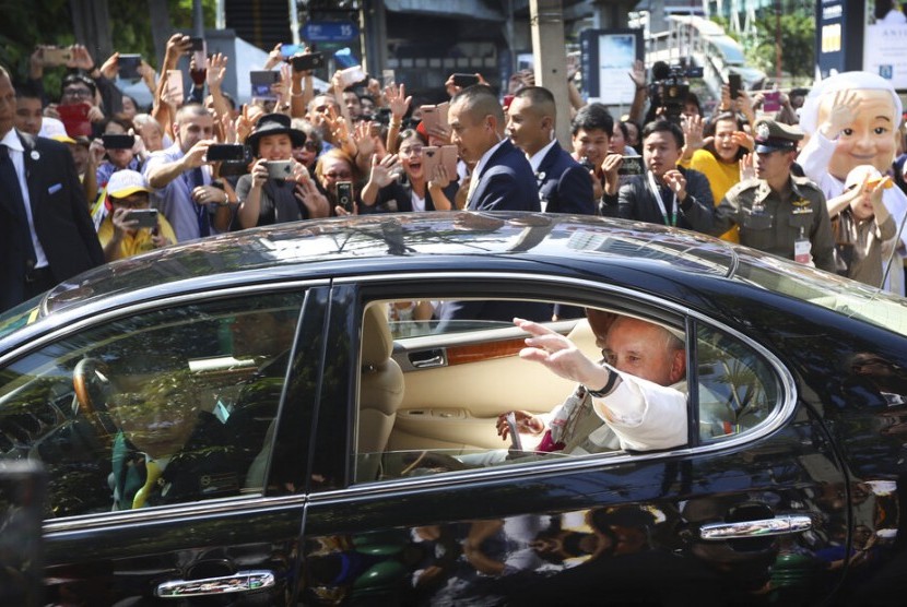 Paus Fransiskus (Paus Francis) melambaikan tangan saat ia tiba di Kedutaan Besar Vatikan di Bangkok, Thailand, Rabu (20/11).