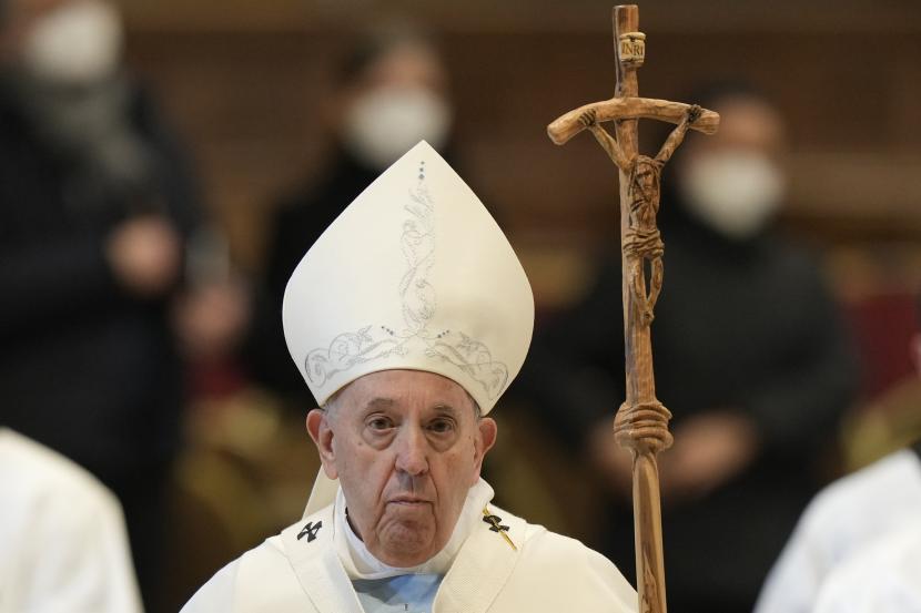 Paus Fransiskus pergi setelah merayakan Misa Hari Raya St. Maria di awal tahun baru, di Basilika St. Petrus, di Vatikan, Sabtu, 1 Januari 2022. Paus Fransiskus Prihatin Ketegangan di Ukraina Meningkat