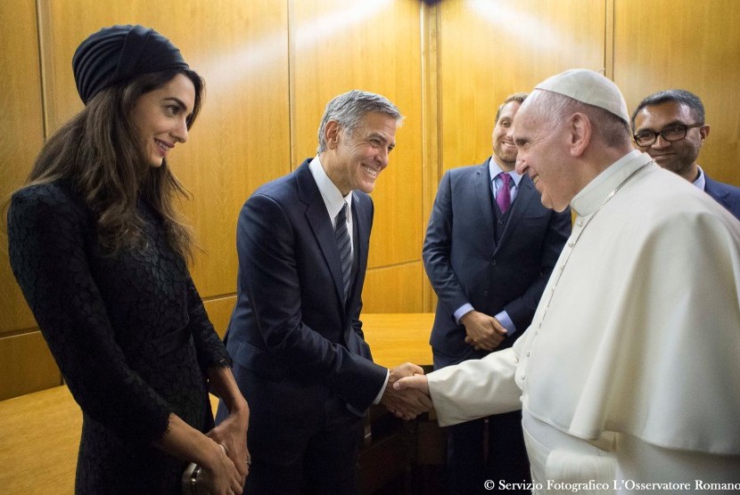Paus Fransiskus saat memberikan penghargaan kepada George Clooney yang ditemani istrinya Amal Alamuddin di Vatikan.