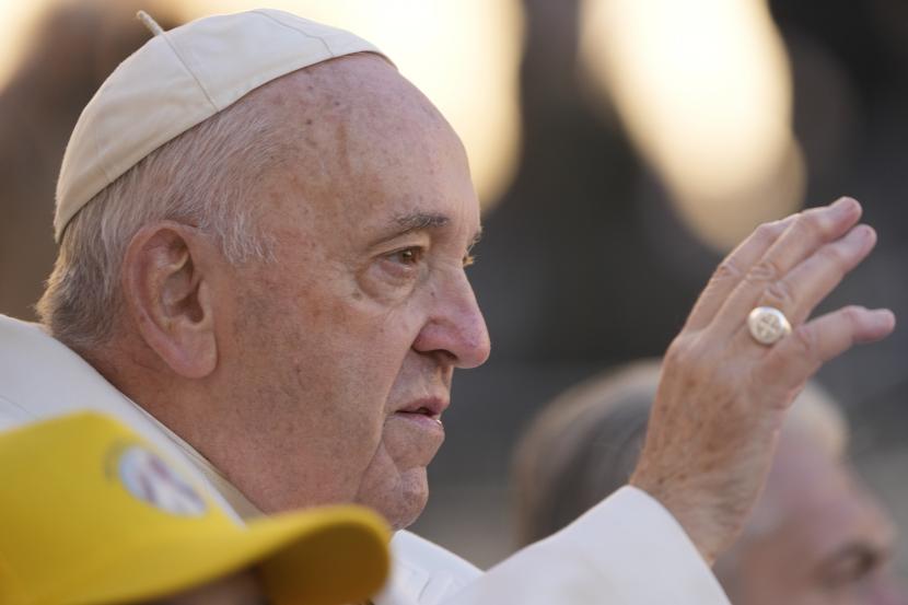 Paus Fransiskus tiba untuk misa umum mingguannya di Lapangan Santo Petrus di Vatikan, Rabu, 23 November 2022. 