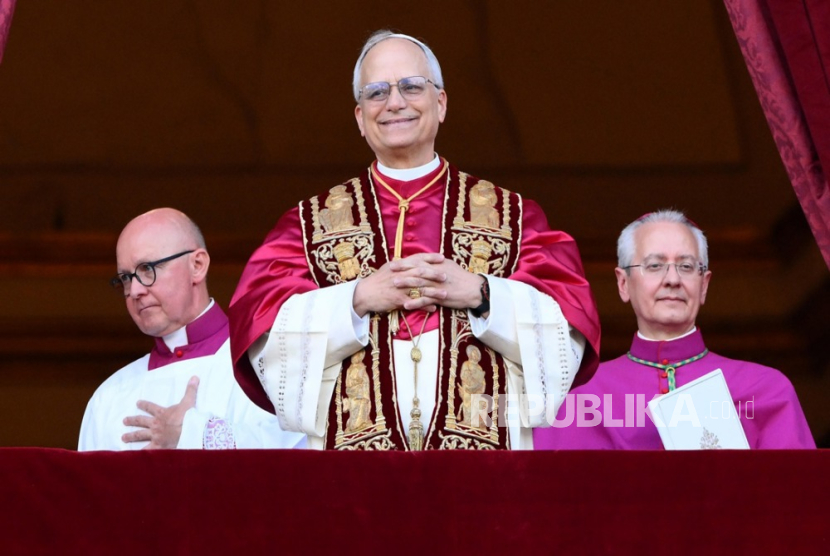 Paus Leo XIV (tengah) yang baru terpilih, Kardinal Robert Francis Prevost dari AS, tersenyum dari balkon tengah Basilika Santo Petrus, Kota Vatikan, 08 Mei 2025, setelah terpilih pada hari kedua konklaf. 