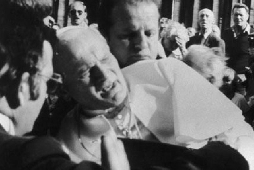 Paus Yonahes Paulus II saat ditembak oleh Mehmet Ali Agca, 13 Mei 1981