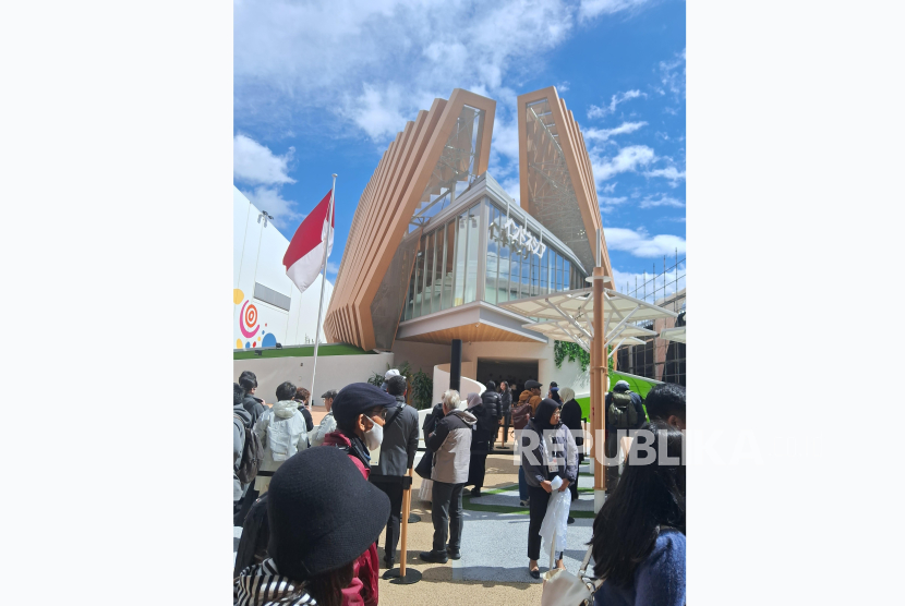 Pengunjung antre memasuki Paviliun Indonesia di Osaka Expo 2025, Selasa (15/4/2025).