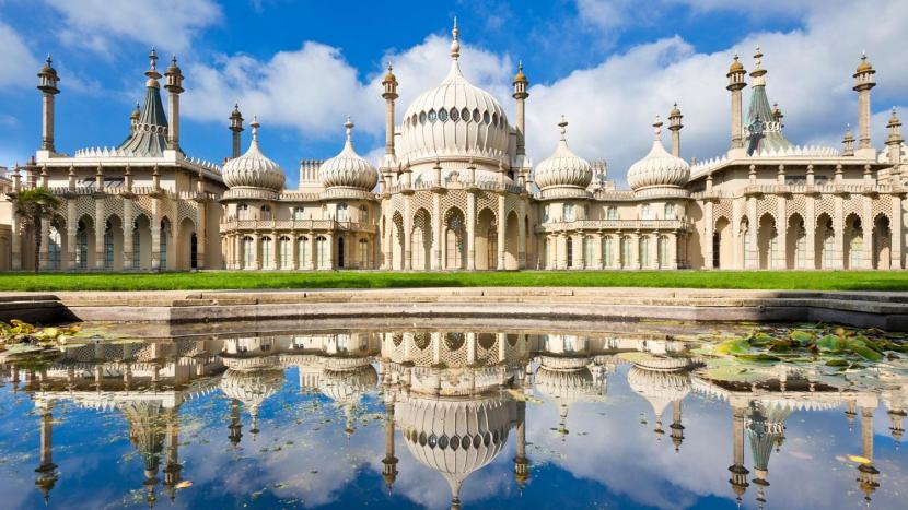 Paviliun Brighton adalah salah satu contoh paling mencolok dari arsitektur yang dipengaruhi Muslim di Inggris. Paviliun ini menjadi tempat peristirahatan vila tepi laut untuk Raja George IV yang hobi bersenang-senang ketika dia menjadi pangeran. Melihat Pengaruh Islam dalam Arsitektur Bangunan Inggris Terkenal