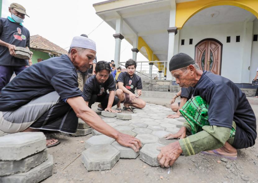 pavingisasi di kompleks Masjid dan Ponpes Riyadus Shorfiyah, Kampung Awiluar, Kelurahan Singkup, Kecamatan Purbaratu, Kota Tasikmalaya, Jawa Barat (Jabar). 