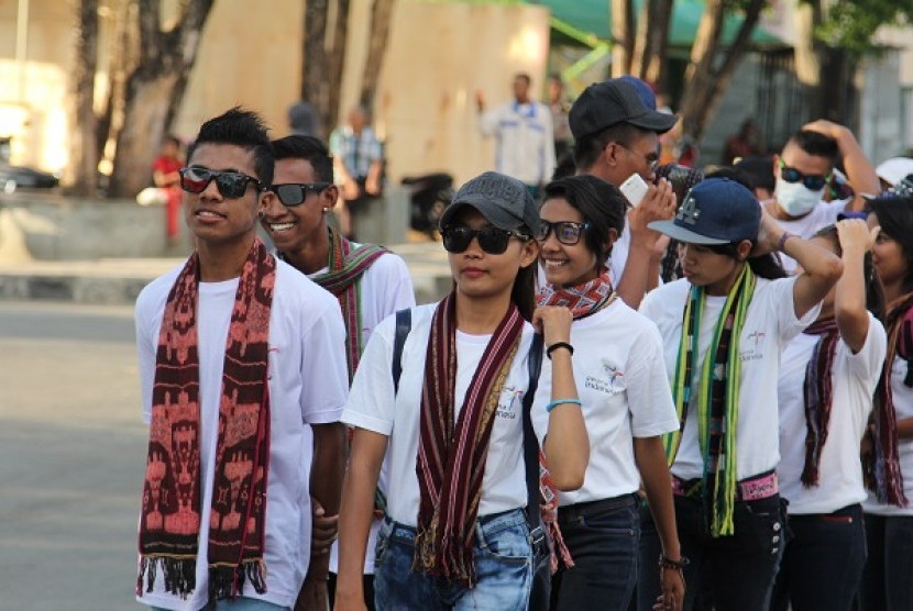 Pawai Budaya yang diikuti pelajar dan masyarakat umum Atambua dan Timor Leste dalam serangkaian kegiatan Festival Timoresia 2015