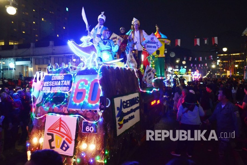 Pawai kendaraan hias di Jalan Asia Afrika, Kota Bandung. Asia Africa Festival Bandung kembali digelar pada pekan depan setelah dua tahun vakum.