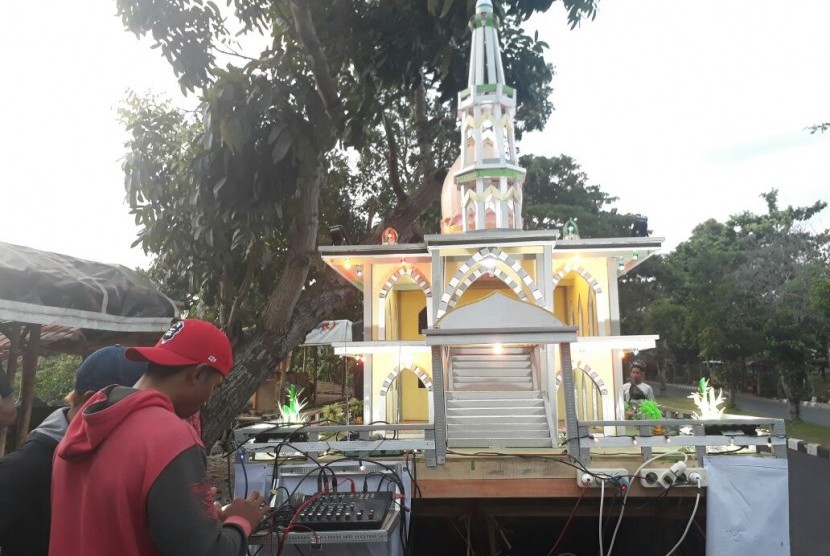 Pawai Miniatur Masjid Semarakan Takbiran di Mataram
