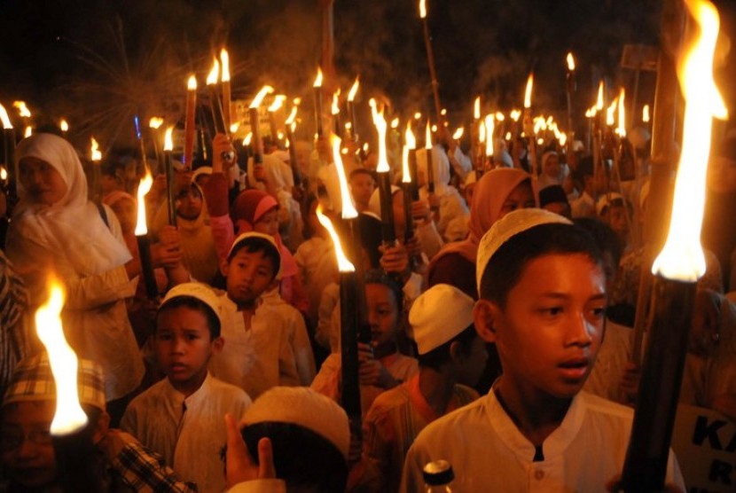 Pawai Obor.  Anak-anak memegang obor sambil berjalan di kawasan pemukiman diJakarta, Rabu (14/11)malam. Mereka menyambut datangnya tahun baru islam 1434 H. 