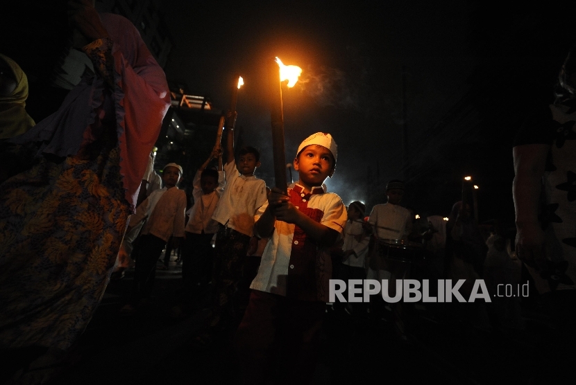 Pawai Obor. Anak-anak mengikuti pawai obor dalam menyambut Tahun Baru Islam 1 Muharam 1439 H di kawasan Cikini, Jakarta, Rabu (20/09). Tanggal 21 September menjadi awal tahun bagi penanggalan kalender 1439 Hijriah. 