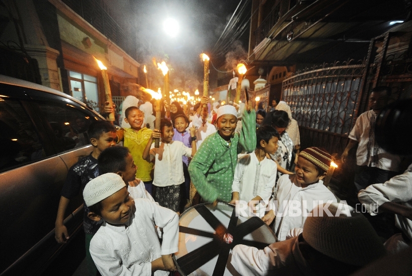 Anak-anak mengikuti pawai obor dalam menyambut Tahun Baru Islam 1 Muharam 1439 H di kawasan Cikini (Ilustrasi)