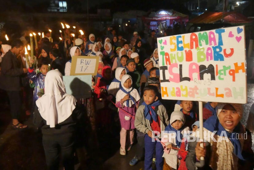 Pawai obor dalam rangka menyambut tahun baru Islam 1 Muharam 1439 H, di Sadangserang, Kota Bandung, Rabu (20/9) malam.