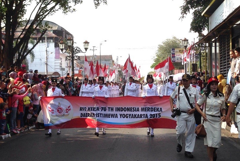 Pawai Pembangunan di Jalan Malioboro Yogyakarta. Pawai ini dalam rangka memperingati HUT Kemerdekaan Indonesia ke-70.