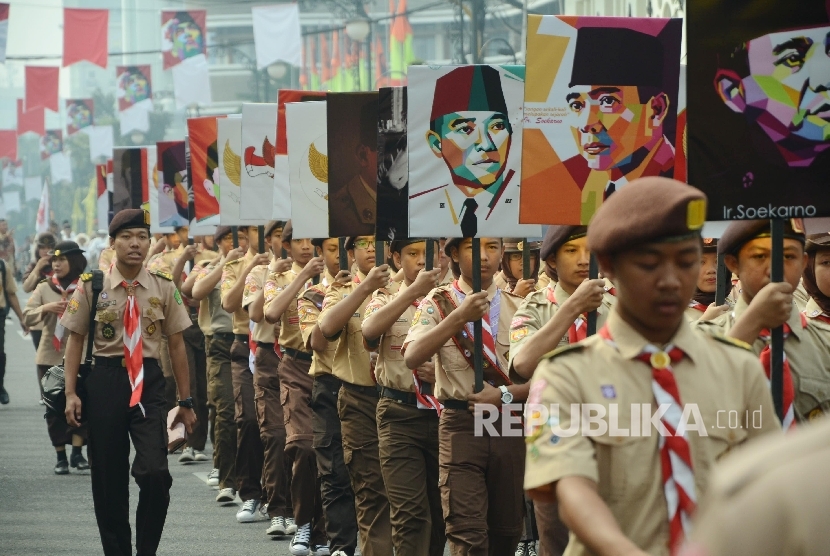 Pawai Seni Budaya: Barisan Pramuka membawa gambar Sukarno pada peringatan Pidato Bung Karno 1 Juni 1945, di depan Gedung Merdeka, Jl Asia Afrika, Kota Bandung, Rabu (1/6). 