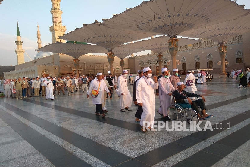 Payung raksasa di Masjid Nabawi. Payung Listrik Sejukkan Jamaah yang Sholat di Halaman Masjid Nabawi