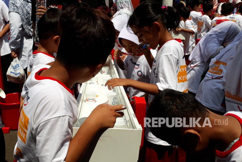 PB PDGI bersama PT Unilever Indonesia melalui Pepsodent memperingati Hari Kesehatan Gigi dan Mulut Sedunia 2018, pada Selasa (20/3). Para siswa dan siswi SDN Tebet Timur 01 Pagi turut berpartisipasi dalam kegiatan menyikat gigi yang dibimbing oleh para dokter gigi PB PDGI. 